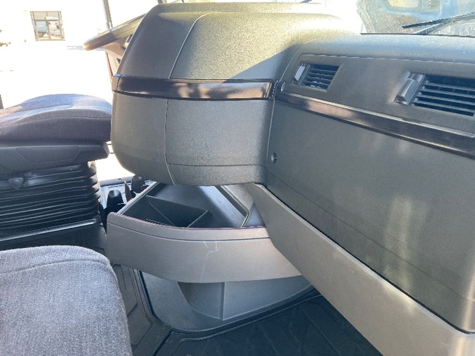 Sleeper Tractor-Heavy Duty Tractors-Volvo-2024-VNL64860-Tampa-FL-534,620\n\t\tmiles-$ 87,500 - Image 15