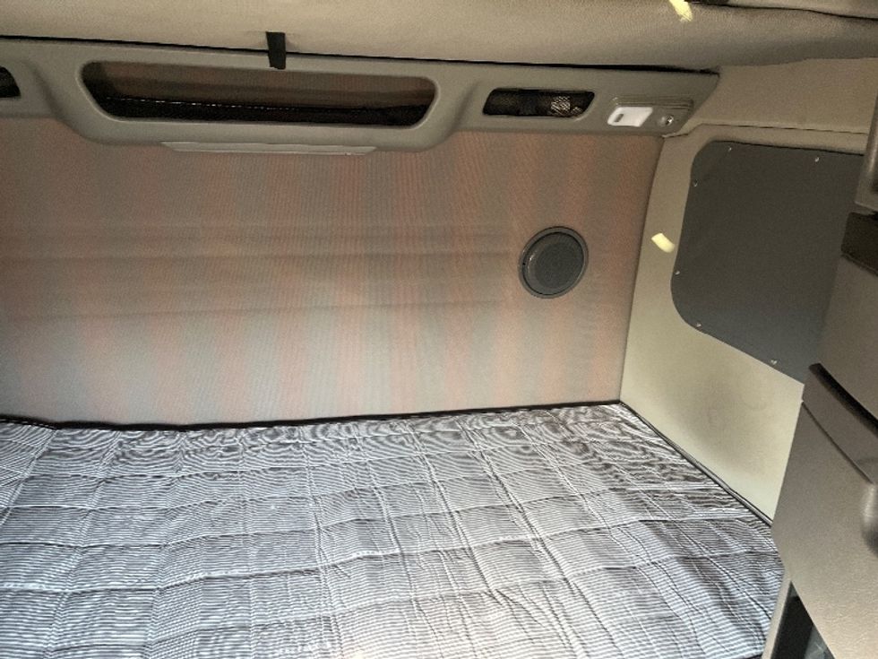 Sleeper Tractor-Heavy Duty Tractors-Volvo-2024-VNL64860-Tampa-FL-534,620\n\t\tmiles-$ 87,500 - Image 17