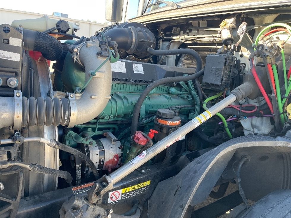 Sleeper Tractor-Heavy Duty Tractors-Volvo-2024-VNL64860-Tampa-FL-534,620\n\t\tmiles-$ 87,500 - Image 21