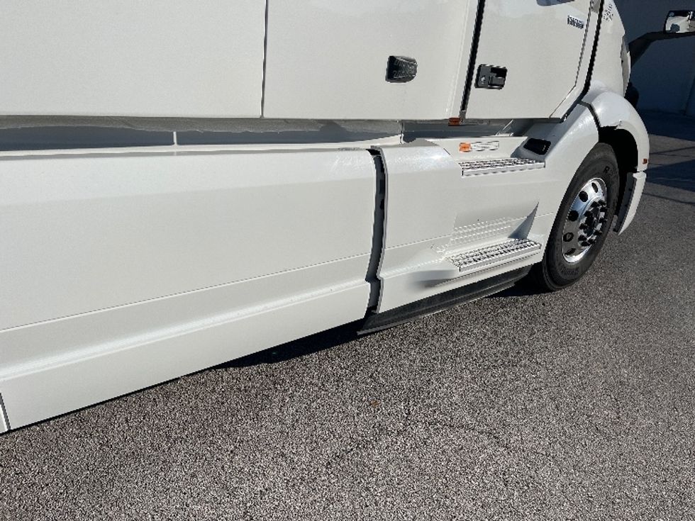 Sleeper Tractor-Heavy Duty Tractors-Volvo-2024-VNL64860-Tampa-FL-534,620\n\t\tmiles-$ 87,500 - Image 23