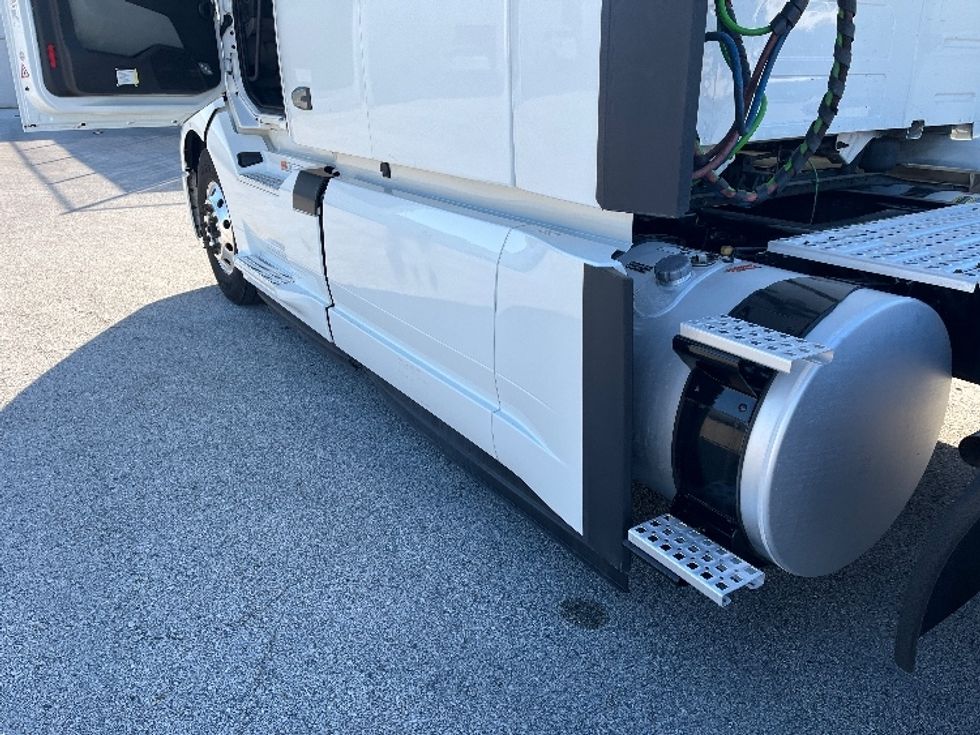 Sleeper Tractor-Heavy Duty Tractors-Volvo-2024-VNL64860-Tampa-FL-534,620\n\t\tmiles-$ 87,500 - Image 24