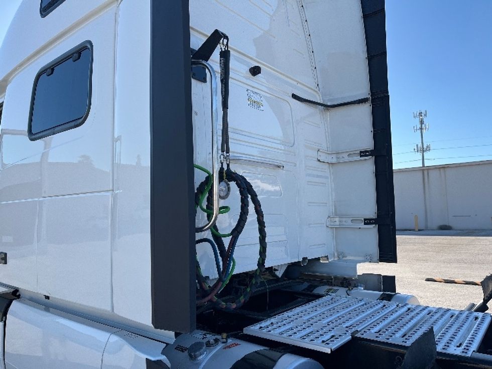 Sleeper Tractor-Heavy Duty Tractors-Volvo-2024-VNL64860-Tampa-FL-534,620\n\t\tmiles-$ 87,500 - Image 25