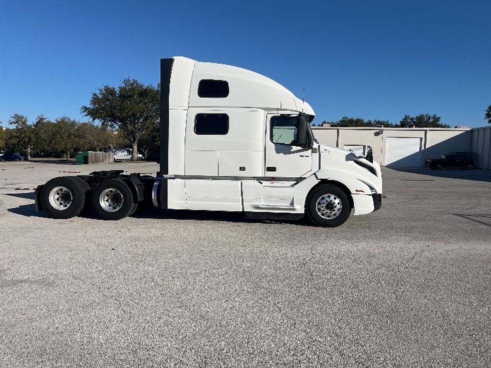 Sleeper Tractor-Heavy Duty Tractors-Volvo-2024-VNL64860-Tampa-FL-534,620\n\t\tmiles-$ 87,500 - Image 8