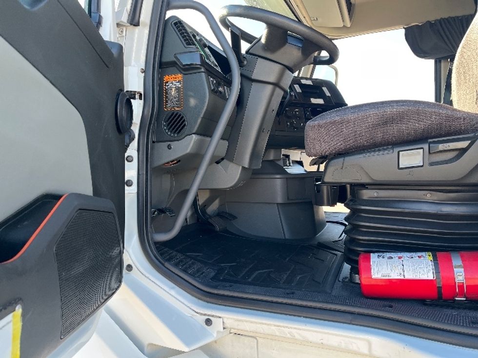 Sleeper Tractor-Heavy Duty Tractors-Volvo-2024-VNL64860-Tampa-FL-534,620\n\t\tmiles-$ 87,500 - Image 9