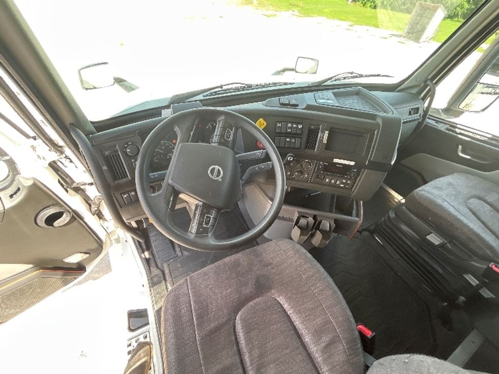 Sleeper Tractor-Heavy Duty Tractors-Volvo-2024-VNL64860-Tampa-FL-546,828\n\t\tmiles-$ 100,250 - Image 10