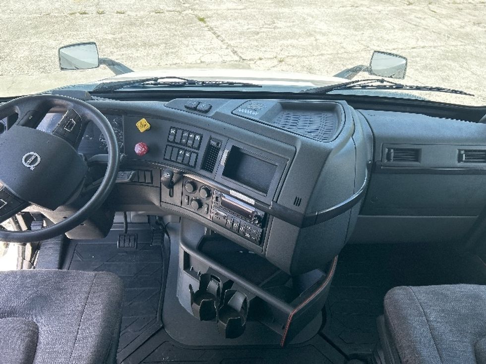 Sleeper Tractor-Heavy Duty Tractors-Volvo-2024-VNL64860-Tampa-FL-546,828\n\t\tmiles-$ 100,250 - Image 11