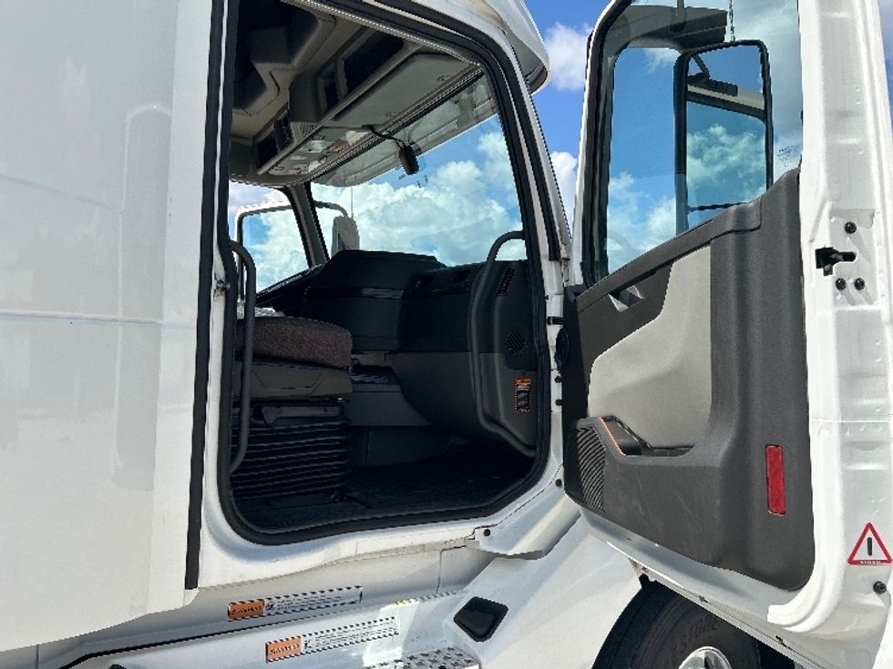Sleeper Tractor-Heavy Duty Tractors-Volvo-2024-VNL64860-Tampa-FL-546,828\n\t\tmiles-$ 100,250 - Image 12