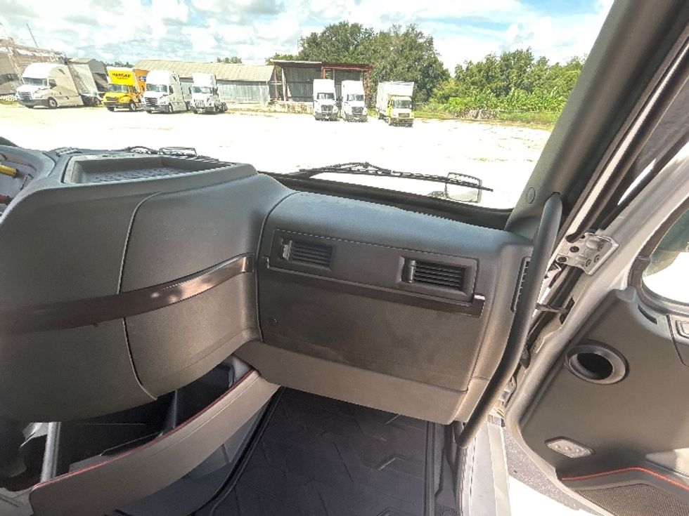 Sleeper Tractor-Heavy Duty Tractors-Volvo-2024-VNL64860-Tampa-FL-546,828\n\t\tmiles-$ 100,250 - Image 13
