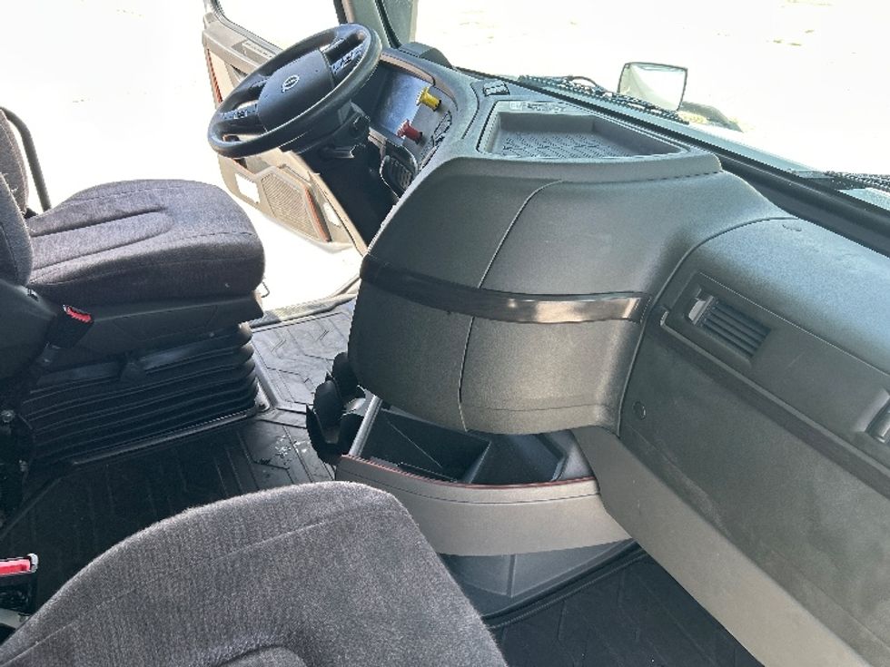 Sleeper Tractor-Heavy Duty Tractors-Volvo-2024-VNL64860-Tampa-FL-546,828\n\t\tmiles-$ 100,250 - Image 14