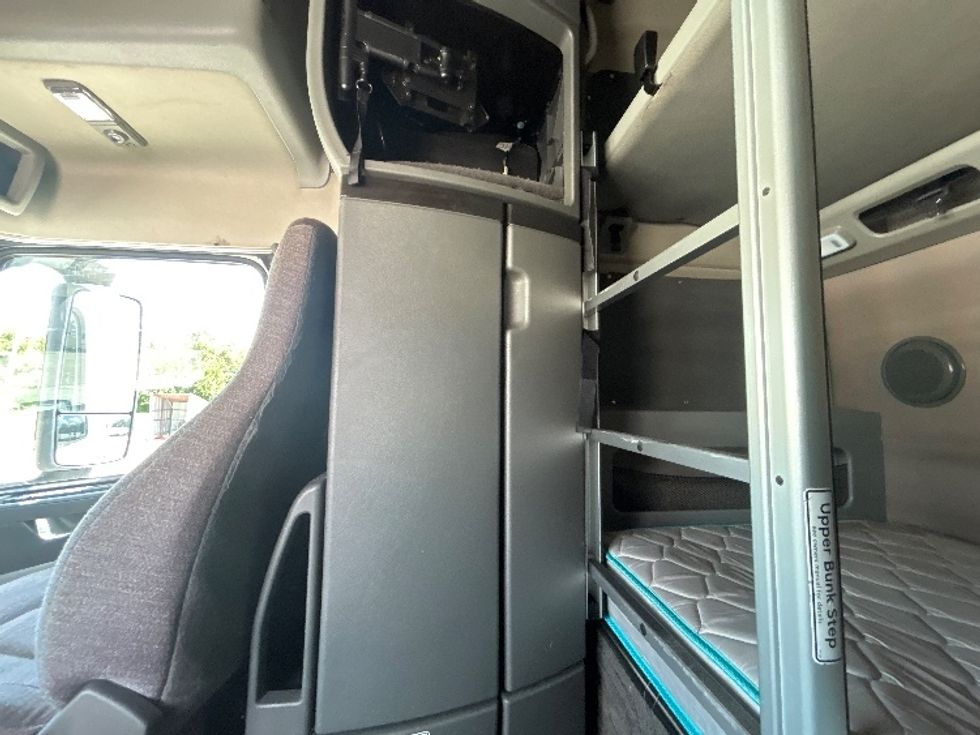 Sleeper Tractor-Heavy Duty Tractors-Volvo-2024-VNL64860-Tampa-FL-546,828\n\t\tmiles-$ 100,250 - Image 18