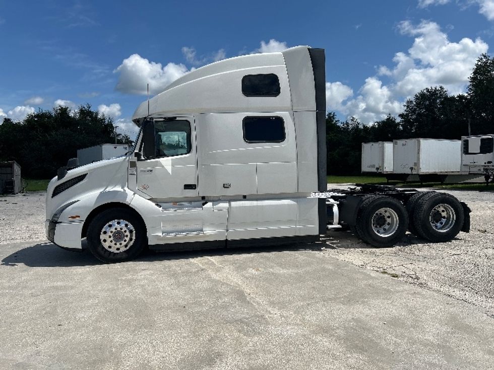 Sleeper Tractor-Heavy Duty Tractors-Volvo-2024-VNL64860-Tampa-FL-546,828\n\t\tmiles-$ 100,250 - Image 4