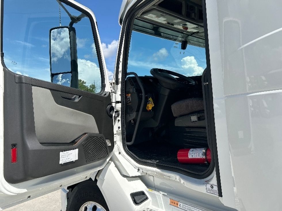 Sleeper Tractor-Heavy Duty Tractors-Volvo-2024-VNL64860-Tampa-FL-546,828\n\t\tmiles-$ 100,250 - Image 8