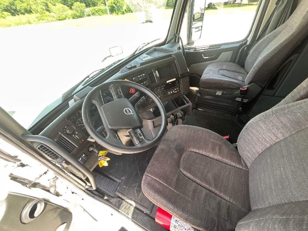 Sleeper Tractor-Heavy Duty Tractors-Volvo-2024-VNL64860-Tampa-FL-546,828\n\t\tmiles-$ 100,250 - Image 9