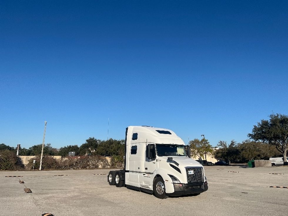 Sleeper Tractor-Heavy Duty Tractors-Volvo-2024-VNL64860-Tampa-FL-584,240\n\t\tmiles-$ 82,500 - Image 1