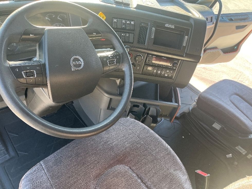 Sleeper Tractor-Heavy Duty Tractors-Volvo-2024-VNL64860-Tampa-FL-584,240\n\t\tmiles-$ 82,500 - Image 10