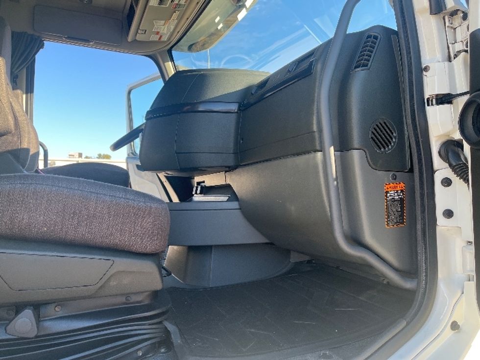 Sleeper Tractor-Heavy Duty Tractors-Volvo-2024-VNL64860-Tampa-FL-584,240\n\t\tmiles-$ 82,500 - Image 13