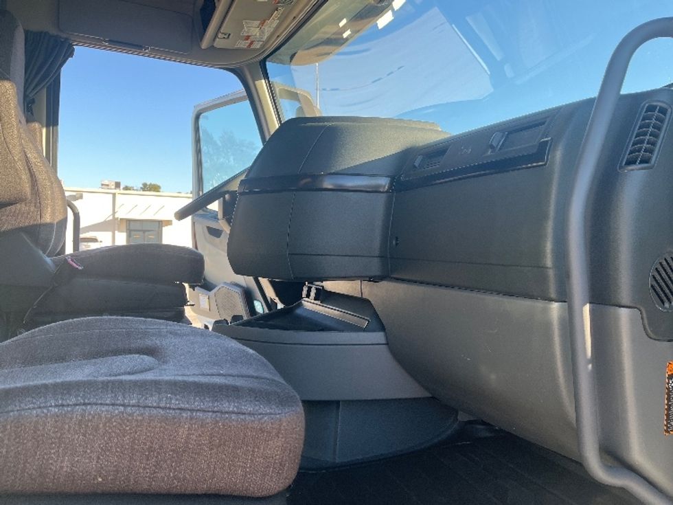 Sleeper Tractor-Heavy Duty Tractors-Volvo-2024-VNL64860-Tampa-FL-584,240\n\t\tmiles-$ 82,500 - Image 14