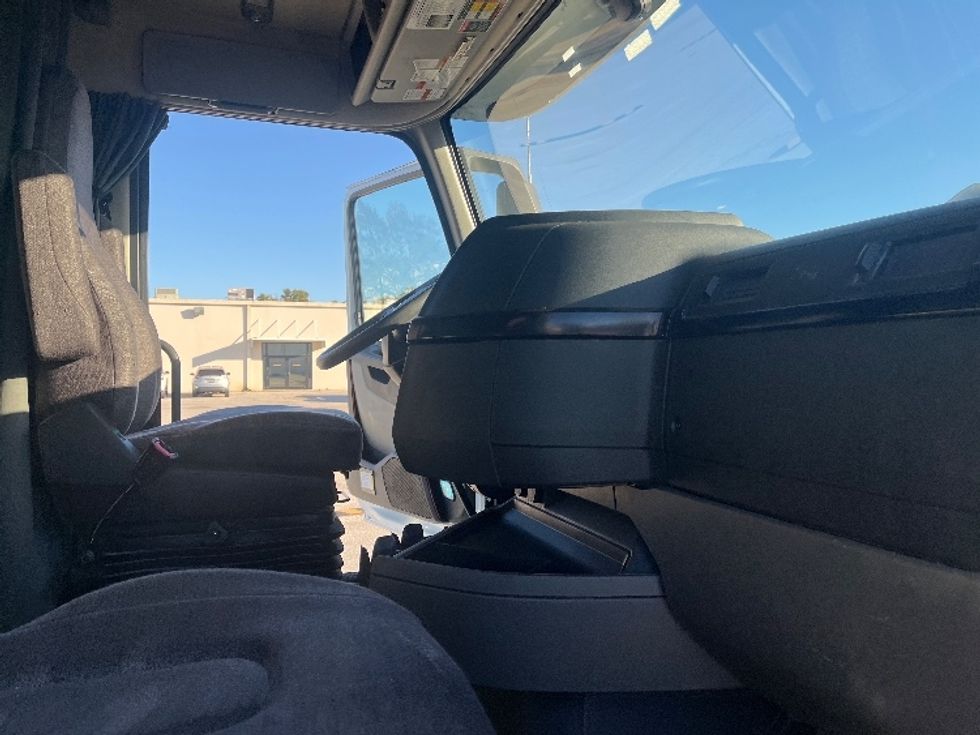 Sleeper Tractor-Heavy Duty Tractors-Volvo-2024-VNL64860-Tampa-FL-584,240\n\t\tmiles-$ 82,500 - Image 15