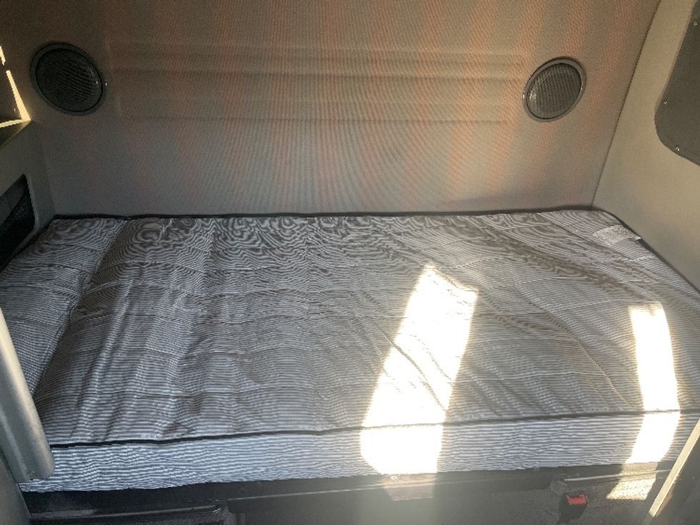 Sleeper Tractor-Heavy Duty Tractors-Volvo-2024-VNL64860-Tampa-FL-584,240\n\t\tmiles-$ 82,500 - Image 16