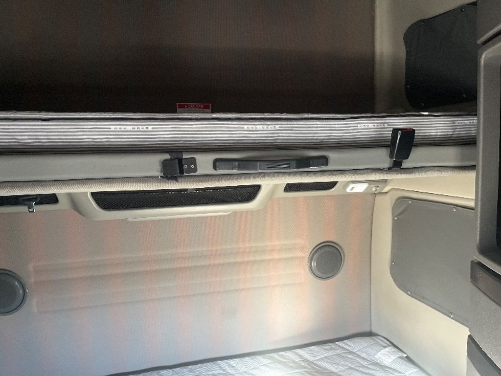 Sleeper Tractor-Heavy Duty Tractors-Volvo-2024-VNL64860-Tampa-FL-584,240\n\t\tmiles-$ 82,500 - Image 17