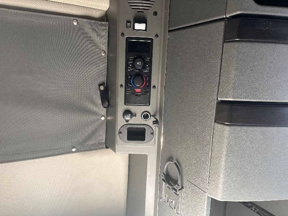 Sleeper Tractor-Heavy Duty Tractors-Volvo-2024-VNL64860-Tampa-FL-584,240\n\t\tmiles-$ 82,500 - Image 18