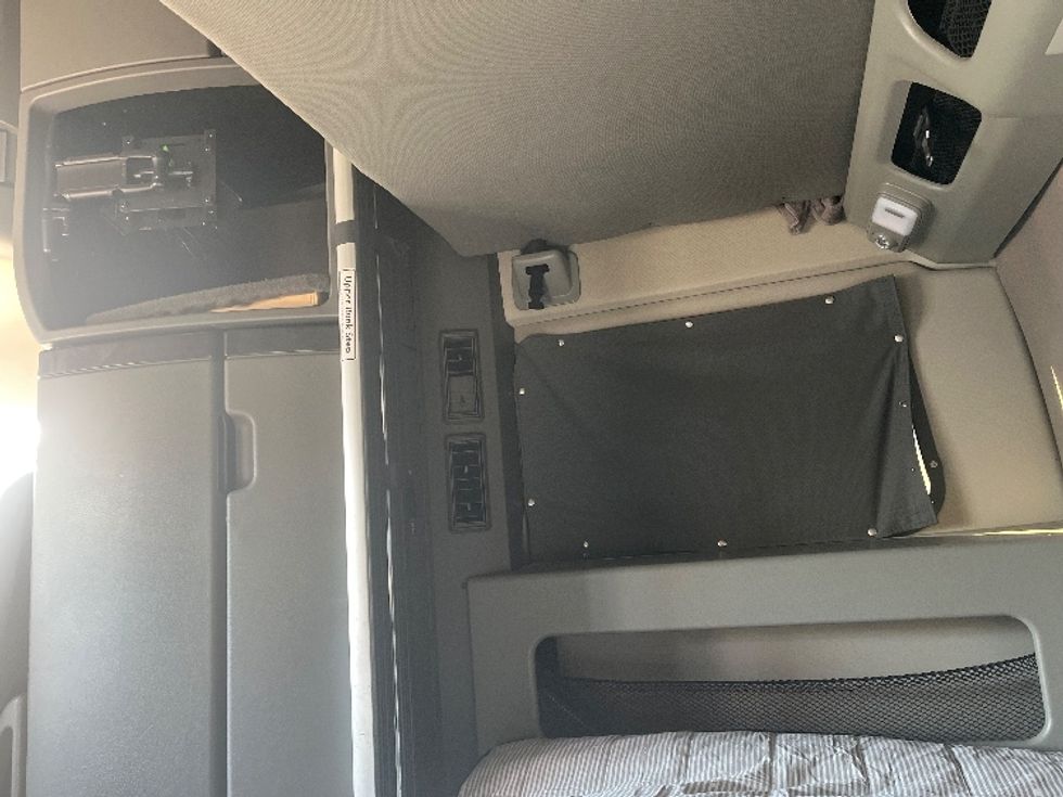 Sleeper Tractor-Heavy Duty Tractors-Volvo-2024-VNL64860-Tampa-FL-584,240\n\t\tmiles-$ 82,500 - Image 19