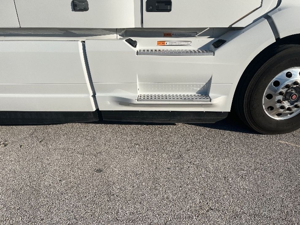 Sleeper Tractor-Heavy Duty Tractors-Volvo-2024-VNL64860-Tampa-FL-584,240\n\t\tmiles-$ 82,500 - Image 26