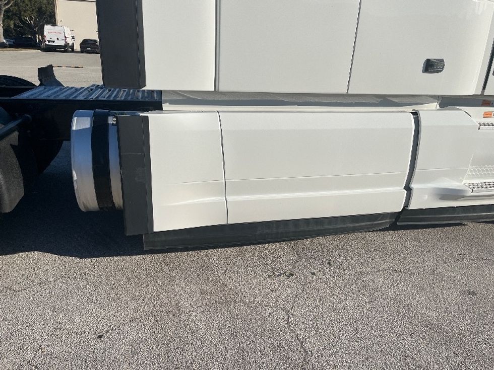 Sleeper Tractor-Heavy Duty Tractors-Volvo-2024-VNL64860-Tampa-FL-584,240\n\t\tmiles-$ 82,500 - Image 27