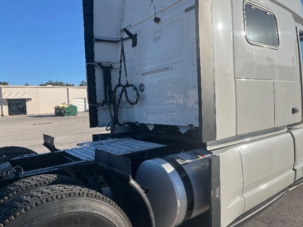 Sleeper Tractor-Heavy Duty Tractors-Volvo-2024-VNL64860-Tampa-FL-584,240\n\t\tmiles-$ 82,500 - Image 28