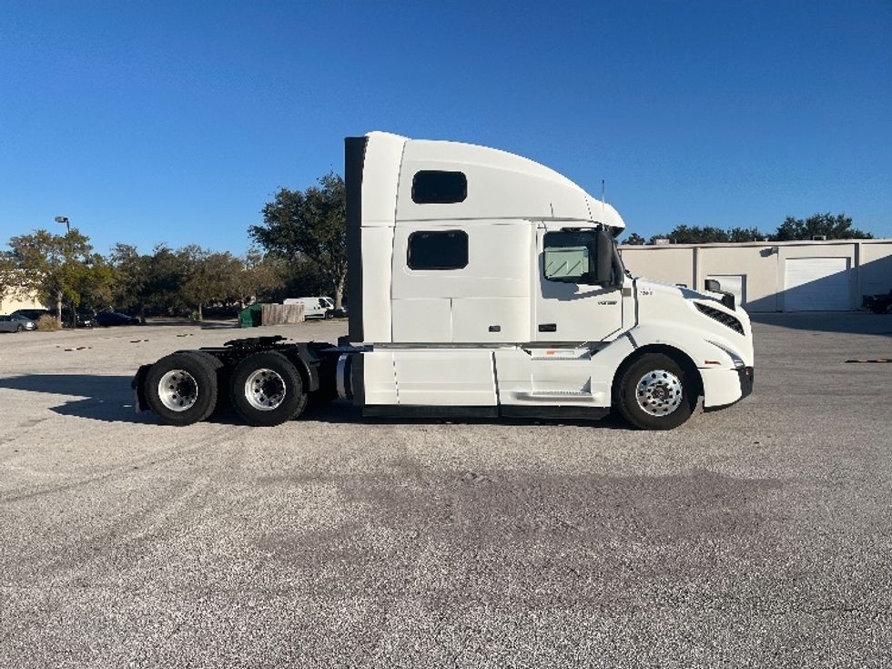 Sleeper Tractor-Heavy Duty Tractors-Volvo-2024-VNL64860-Tampa-FL-584,240\n\t\tmiles-$ 82,500 - Image 8