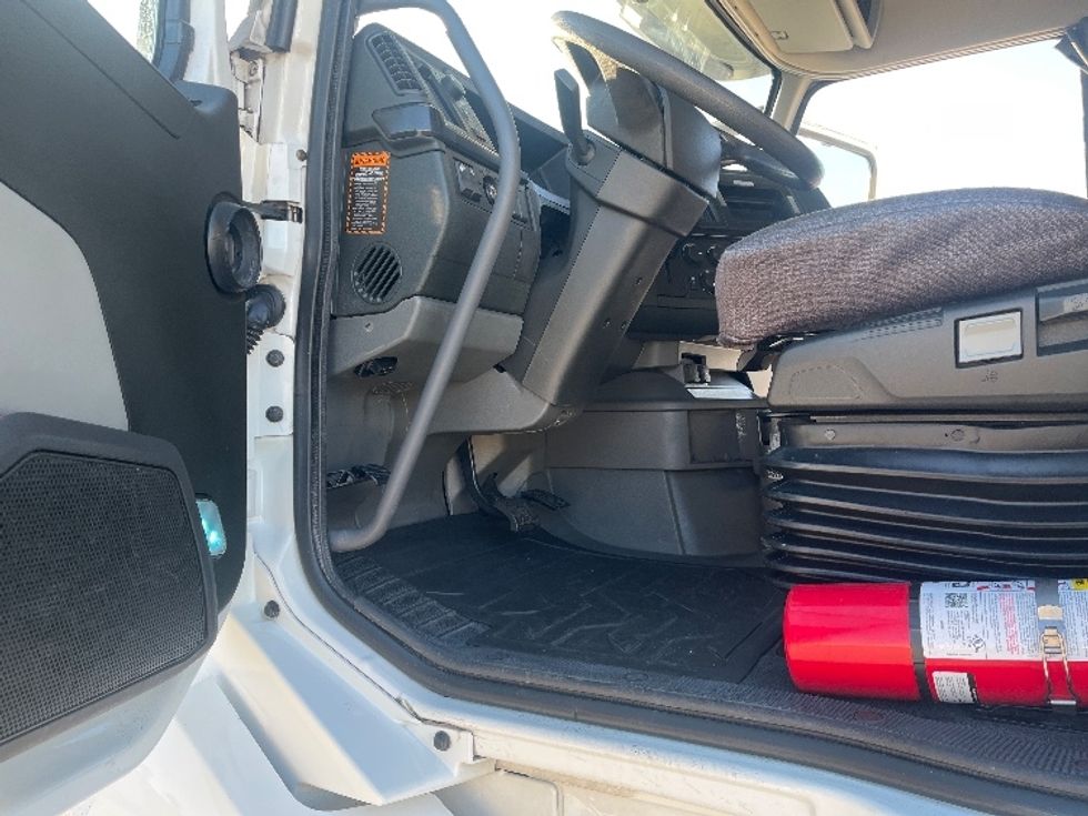 Sleeper Tractor-Heavy Duty Tractors-Volvo-2024-VNL64860-Tampa-FL-584,240\n\t\tmiles-$ 82,500 - Image 9