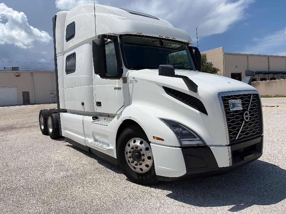 Sleeper Tractor-Heavy Duty Tractors-Volvo-2024-VNL64860-Tampa-FL-650,257\n\t\tmiles-$ 85,000 - Image 1