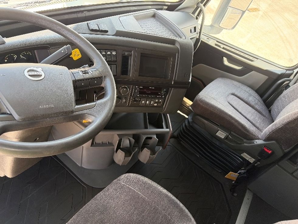 Sleeper Tractor-Heavy Duty Tractors-Volvo-2024-VNL64860-Tampa-FL-650,257\n\t\tmiles-$ 85,000 - Image 10