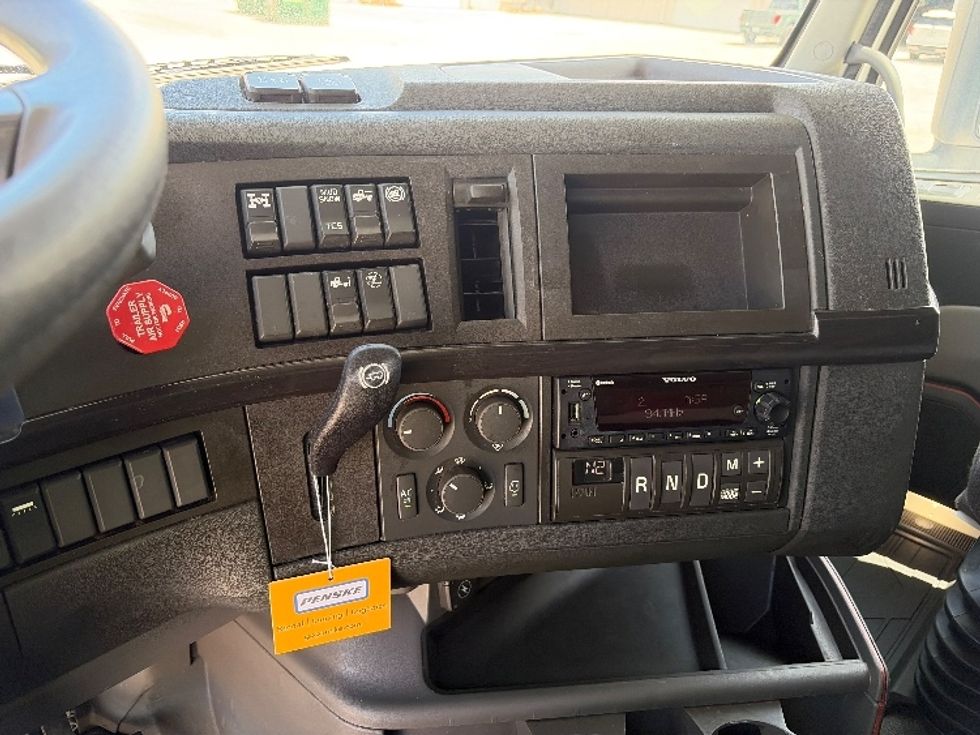 Sleeper Tractor-Heavy Duty Tractors-Volvo-2024-VNL64860-Tampa-FL-650,257\n\t\tmiles-$ 85,000 - Image 12