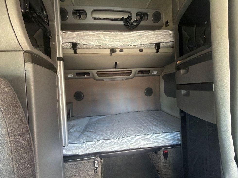 Sleeper Tractor-Heavy Duty Tractors-Volvo-2024-VNL64860-Tampa-FL-650,257\n\t\tmiles-$ 85,000 - Image 16