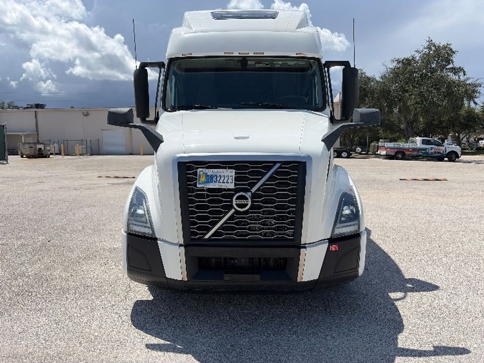 Sleeper Tractor-Heavy Duty Tractors-Volvo-2024-VNL64860-Tampa-FL-650,257\n\t\tmiles-$ 85,000 - Image 2