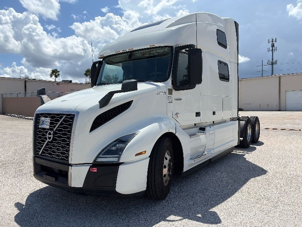 Sleeper Tractor-Heavy Duty Tractors-Volvo-2024-VNL64860-Tampa-FL-650,257\n\t\tmiles-$ 85,000 - Image 3