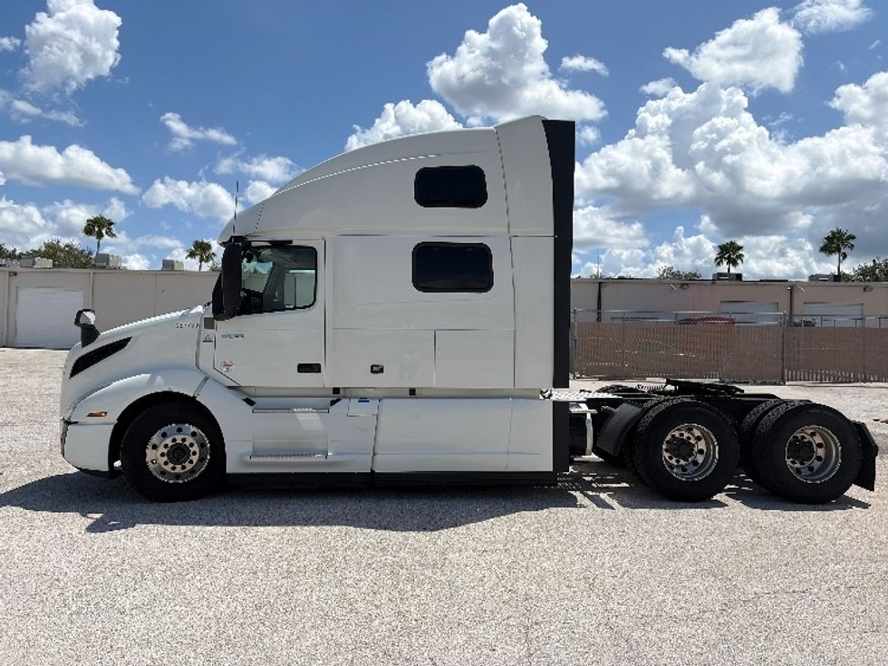 Sleeper Tractor-Heavy Duty Tractors-Volvo-2024-VNL64860-Tampa-FL-650,257\n\t\tmiles-$ 85,000 - Image 4