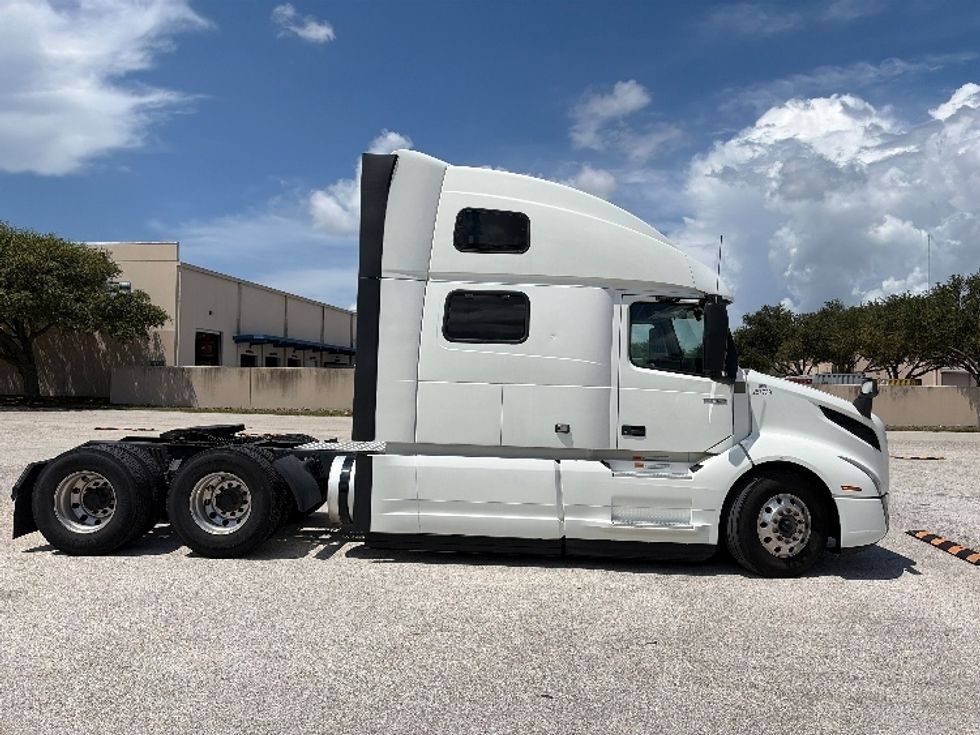Sleeper Tractor-Heavy Duty Tractors-Volvo-2024-VNL64860-Tampa-FL-650,257\n\t\tmiles-$ 85,000 - Image 8