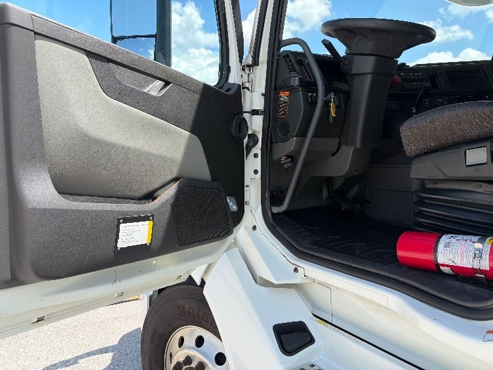 Sleeper Tractor-Heavy Duty Tractors-Volvo-2024-VNL64860-Tampa-FL-650,257\n\t\tmiles-$ 85,000 - Image 9