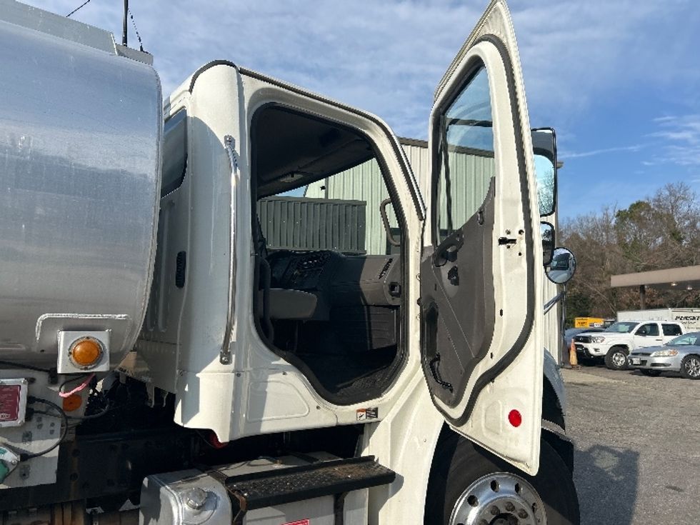 Tanker Truck-Specialized Equipment-Freightliner-2019-M2-Prince George-VA-164,434\n\t\tmiles-$ 35,750 - Image 15