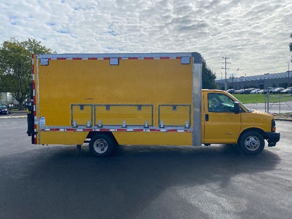 Utility Truck-Specialized Equipment-GMC-2017-G33903-York-PA-175,598\n\t\tmiles-$ 9,000 - Image 15