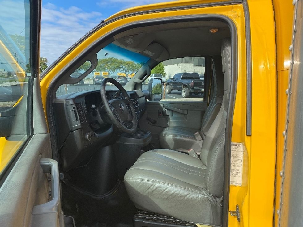 Utility Truck-Specialized Equipment-GMC-2017-G33903-York-PA-175,598\n\t\tmiles-$ 9,000 - Image 16
