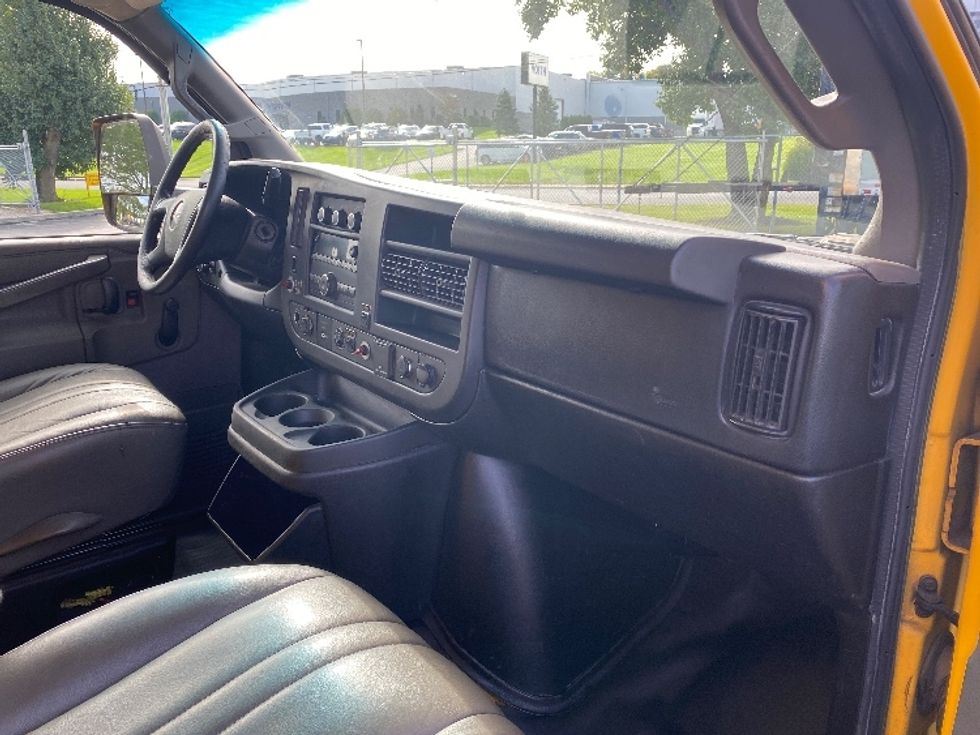 Utility Truck-Specialized Equipment-GMC-2017-G33903-York-PA-175,598\n\t\tmiles-$ 9,000 - Image 21