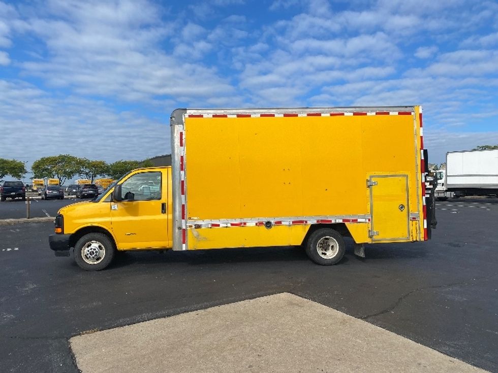 Utility Truck-Specialized Equipment-GMC-2017-G33903-York-PA-175,598\n\t\tmiles-$ 9,000 - Image 4