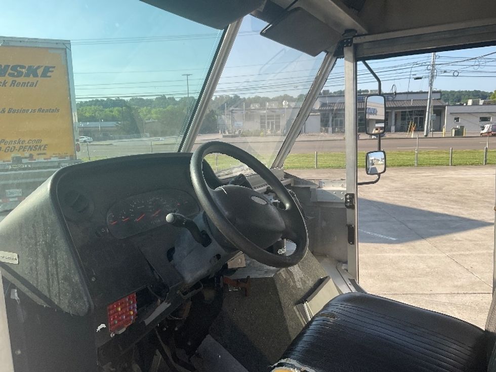 Walk-in Van (Step Van)-Light and Medium Duty Trucks-Ford-2006-E450-Knoxville-TN-168,782\n\t\tmiles-$ 8,500 - Image 14