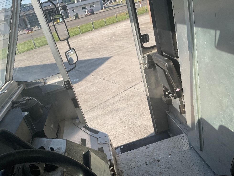 Walk-in Van (Step Van)-Light and Medium Duty Trucks-Ford-2006-E450-Knoxville-TN-168,782\n\t\tmiles-$ 8,500 - Image 16