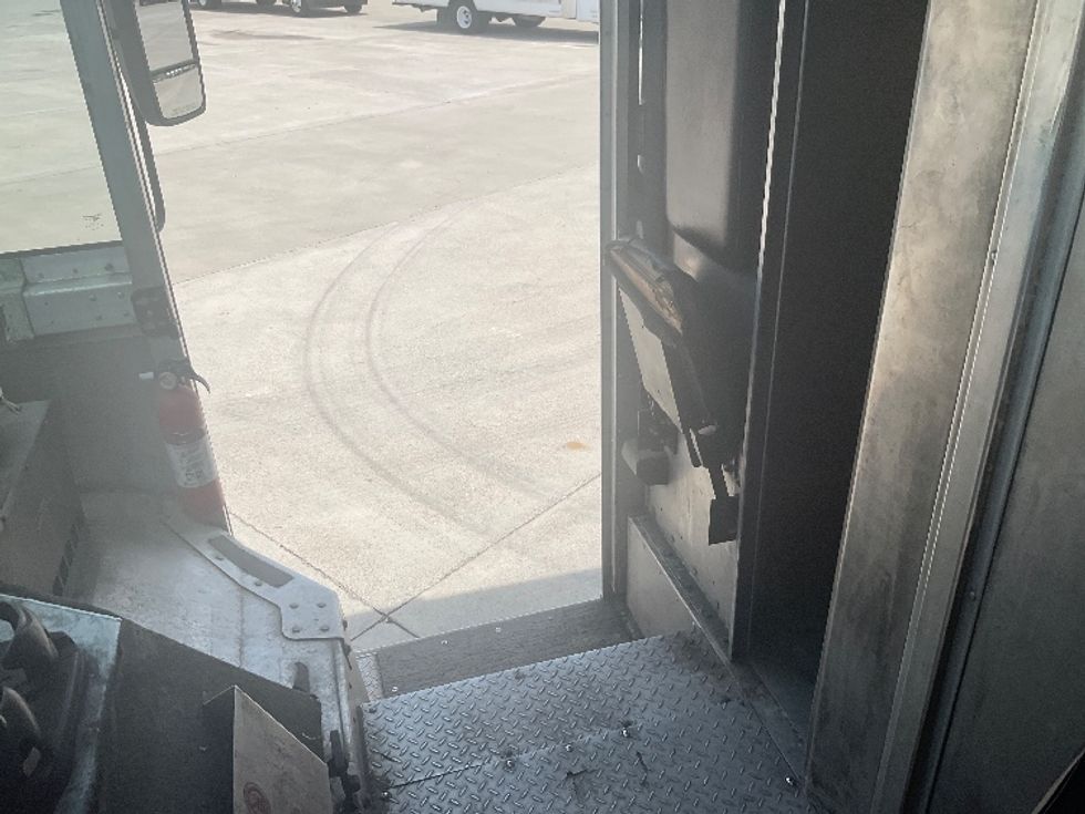 Walk-in Van (Step Van)-Light and Medium Duty Trucks-Ford-2006-E450-Knoxville-TN-485,530\n\t\tmiles-$ 7,000 - Image 12