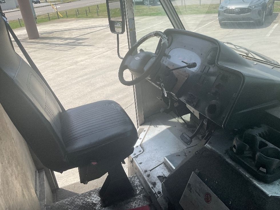 Walk-in Van (Step Van)-Light and Medium Duty Trucks-Ford-2006-E450-Knoxville-TN-485,530\n\t\tmiles-$ 7,000 - Image 15