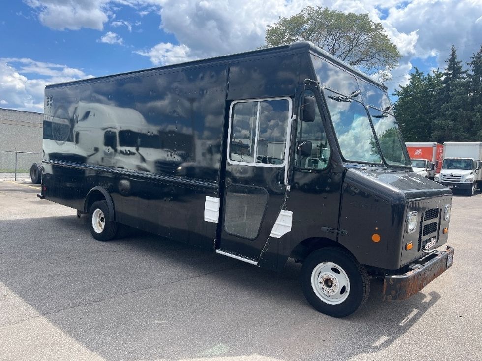 Walk-in Van (Step Van)-Light and Medium Duty Trucks-Ford-2019-E350-Middlefield-OH-123,394\n\t\tmiles-$ 17,000 - Image 1